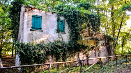 Niste tineri care practica urbex au facut o descoperire cu totul neasteptata intr-o vila parasita de langa Verona