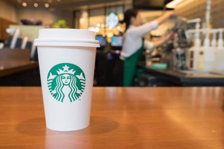 De ce compania Starbucks e obligata sa plateasca 50 de milioane de dolari unui client