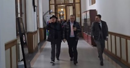 Dumitru Dragomir, facut albie de porci de protestatarul Marian Ceausescu. Fostul sef al LPF a raspuns cu gesturi obscene