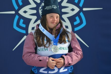 Mara Oprea a castigat medalia de argint la Jocurile Mondiale de Iarna Special Olympics. Are 21 de ani si reprezinta Aradul la marile competitii