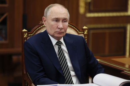 Inceputul <span style='background:#EDF514'>FRUMOASE</span>i prietenii ruso-americane: Putin permite unor fonduri de investitii americane sa-si vanda actiunile din companiile rusesti, blocate la scurt timp dupa inceputul invaziei