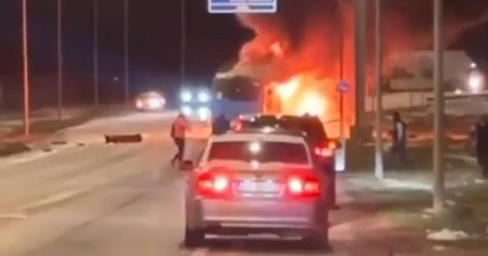 Accident grav in Sibiu. Un autobuz si un autoturism au luat foc in urma coliziunii pe o sosea principala