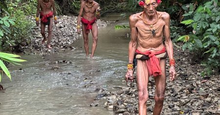 Aventurile unor romani alaturi de oamenii junglei din triburile Mentawai. 