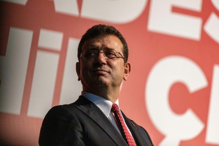 Primarul Istanbulului, Ekrem Imamoglu, pierde cursa prezidentiala dupa <span style='background:#EDF514'>ANULAREA</span> diplomei sale