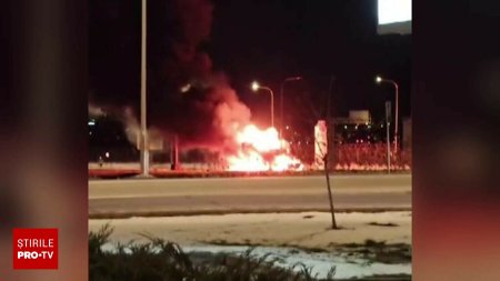 Accident grav intre un autoturism si un autobuz alimentat cu gaz comprimat, in Sibiu. Ambele vehicule au luat foc