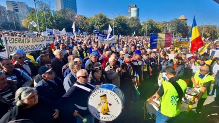 <span style='background:#EDF514'>SILVIC</span>ultorii protesteaza in Piata Victoriei, nemultumiti de taierea salariilor: Au fost anulate mai multe drepturi