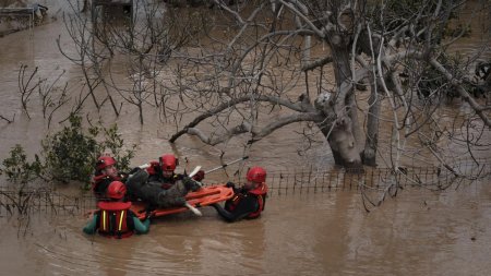 Spania e lovita, din nou, de inundatii devastatoare. O femeie a murit, alte doua persoane sunt date dispa<span style='background:#EDF514'>RUTE</span>