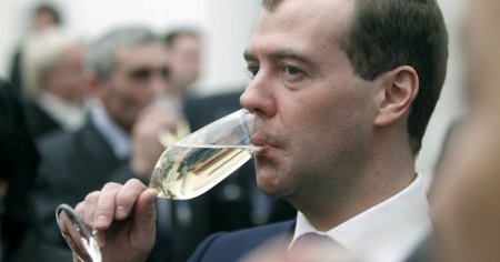 Dmitri Medvedev, noi amenintari la adresa Europei, dupa discutia Trump-Putin: Doar Rusia si America au loc la masa de cina