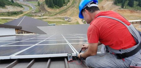 Kilowat: Interesul romanilor pentru panouri <span style='background:#EDF514'>FOTOVOLTAICE</span> s-a dublat pe fondul temerilor privind scumpirea energiei