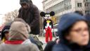 Val de reclamatii la Napoli. Carabinierii cauta un barbat costumat in Mickey Mouse, care ii ameninta pe cei care nu ii dau bani