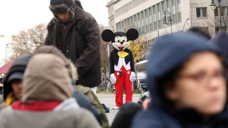 Val de reclamatii la Napoli. <span style='background:#EDF514'>CARABINIERII</span> cauta un barbat costumat in Mickey Mouse, care ii ameninta pe cei care nu ii dau bani