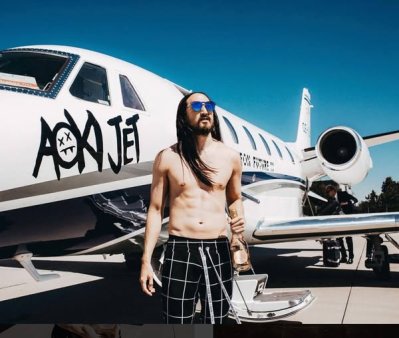 Aterizare de lux la Bucuresti! Superstarul Steve Aoki ate<span style='background:#EDF514'>RIZEA</span>za vineri cu celebrul sau jet privat de 20 milioane $!