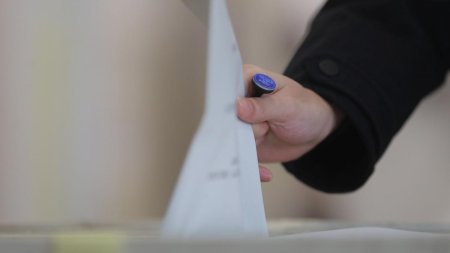 Cei mai longevivi romani se pregatesc sa voteze: "Mint toti. Ca face, ca drege, niciunul nu face nimic"