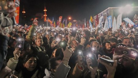 Proteste in Turcia dupa arestarea primarului din Istanbul, Ekrem Imamoglu. Partidul lui denunta o lovitura de stat impotriva urmatorului presedinte