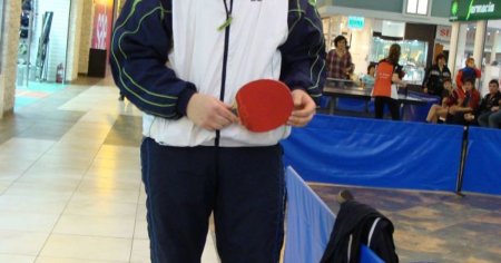 Blaturi si la ping-pong. Patru jucatori de tenis de masa, prinsi cu combinatii