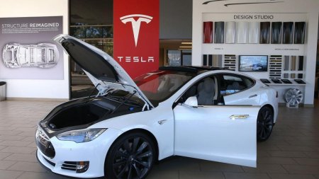 Expozitia Tesla de la Salonul Auto din Vancouver a fost retrasa de organizatori pentru siguranta <span style='background:#EDF514'>PARTICIPANTI</span>lor