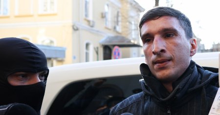 Bogdan Peschir, finantatorul campaniei lui Georgescu, obligat de politisti sa isi de jos cagula in fata camerelor