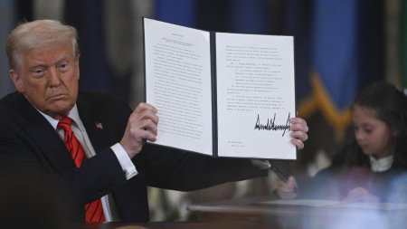 O sa-l eliminam, o sa-l inchidem cat mai repede posibil. Trump a semnat ordinul pentru desfiintarea <span style='background:#EDF514'>DEPARTAMENTUL</span>ui Educatiei