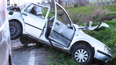 Un roman a murit in Italia, dupa ce masina in care era a iesit de pe sosea si s-a izbit de un pod. Soferul si alt pasager, proiectati in afara autoturismului