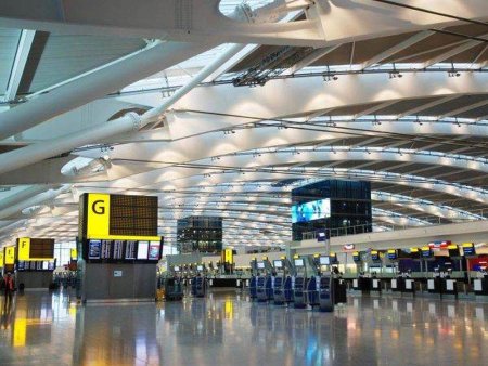 Incendiu la o statie electrica inchide aeroportul Heathrow: zboruri suspendate, mii de pasageri afectati