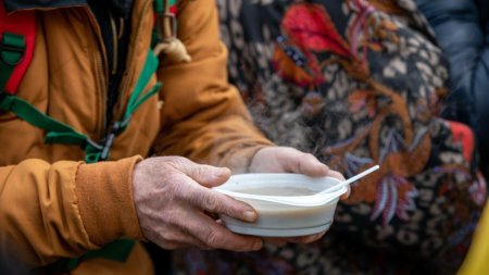 Oamenii vor muri: Agentia ONU pentru ajutor alimentar avertizeaza ca reducerile impuse de Trump vor duce la <span style='background:#EDF514'>FOAME</span>te