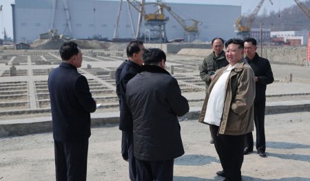 Kim Jong Un, aparitie surprinzatoare la un santier naval din Coreea de Nord. Dictatorul a cerut construirea <span style='background:#EDF514'>RAPIDA</span> de noi nave de lupta