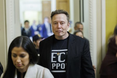 Musk ofera cate 100 de dolari semnatarilor petitiei privind alegerile de la Curtea Suprema Wisconsin