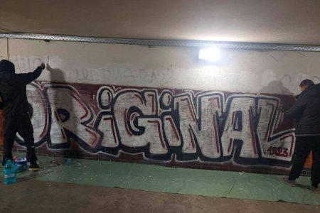 Ultrasii unei echipe din Bucuresti, prinsi in timp ce vopseau un perete cu graffiti »  Au fost pusi sa il curete: doua zile de munca