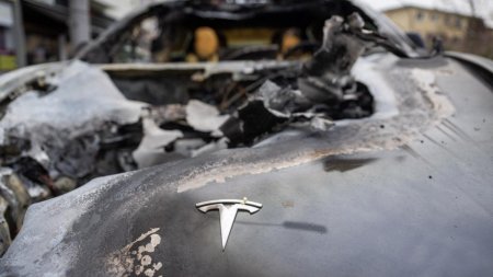 Trump ii ameninta pe teroristii care incendiaza masini si statii de incarcare Tesla ca-i va trimite in inchisori din El Salvador