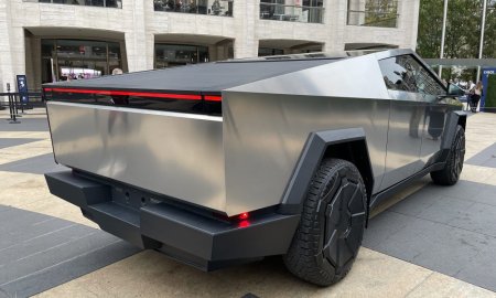 Tesla recheama aproape toate modelele Cybertruck de pe piata din SUA, din cauza riscului desprinderii unui panou exterior