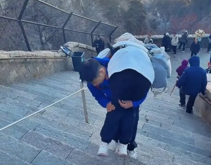 Un ghid cara in spate turistii obositi pe munte, in China. Cat castiga