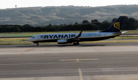 Ryanair percepe o <span style='background:#EDF514'>TAXA</span> de intarziere la check-in. La cat se ridica