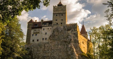 Fenomene paranormale in satele din Romania. Locurile care dau fiori in povestile cu vampiri, extraterestri si fantome