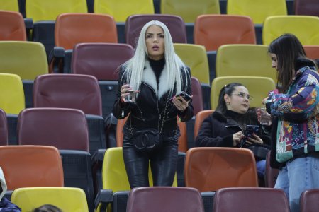 <span style='background:#EDF514'>LAURA VICOL</span> in piele, Ronna Riva pe Instagram » Vedetele s-au inghesuit in tribunele Arenei Nationale la Romania - Bosnia