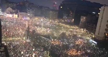 Noapte a <span style='background:#EDF514'>DEMOCRATIE</span>i la Istanbul si in marele orase ale Turciei. Mii de oameni denunta arestarea rivalului lui Erdogan