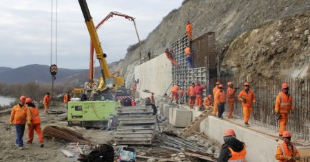 Autostrada Nordului, intre Maramures si <span style='background:#EDF514'>BUCOVINA</span>, in intarziere. Doar 10 kilometri din drumul vital intra in santier