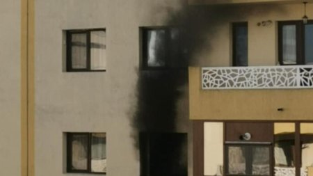 Incendiu de la o lumanare: Arde un apartament din Iasi. Zeci de persoane, evacuate