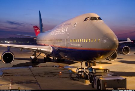 Un pasager da in judecata un <span style='background:#EDF514'>PILOT</span> al United Airlines care l-a scos cu forta din baia avionului