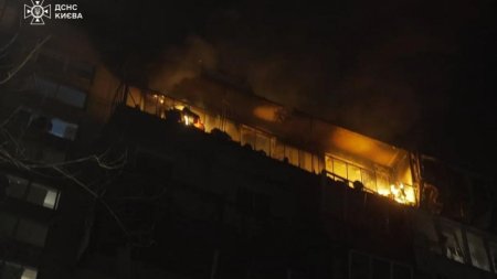 Explozii si incendii in Kiev. Rusii au <span style='background:#EDF514'>BOMBARDAT</span> cu drone mai multe cartiere, in timpul noptii. Doi oameni ucisi, blocuri distruse