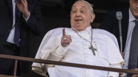 Papa Francisc a avut prima aparitie publica de la internarea in <span style='background:#EDF514'>SPITALUL</span> Gemelli, in urma cu mai bine de o luna. Ce le-a spus credinciosilor