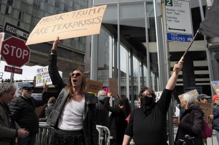 Protestatarii anti-Musk se aduna in fata reprezentantei Tesla din Washington