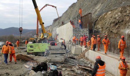 Autostrada Nordului intarzie. Doar 10 kilometri din <span style='background:#EDF514'>DRUM</span>ul vital intra in santier. FOTO