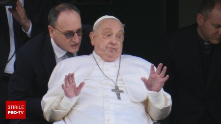 Primele imagini cu Papa Francis dupa iesirea din spital. Suveranul Pontif a fost <span style='background:#EDF514'>INTERNA</span>t timp de cinci saptamani