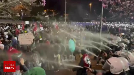 A patra noapte de ciocniri <span style='background:#EDF514'>VIOLENTE</span> protestatari-politie la Istanbul. Politia a folosit tunuri cu apa si gaze lacrimogene