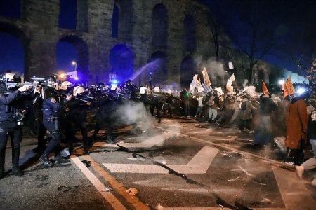 Haos in Turcia: Politia a retinut sute de protestatari. Proteste masive dupa ce primarul Istanbulului a fost arestat. Erdogan a restrictionat intrarile si iesirile din Istanbul pentru a tine sub control demonstratiile. MAE avertizeaza cetatenii romani sa nu mearga in marile orase. Banca Centrala de la Ankara a cheltuit 12 mld. sa tina lira din a se prabusi