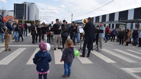 Peste 2.000 de oameni au sarbatorit cu fanfara si dans terminarea lucrarilor pe o strada din Miercurea-Ciuc