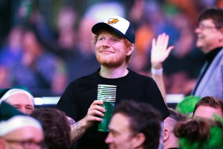 Ed Sheeran face campanie pentru muzica in scoli. Aceasta industrie contribuie enorm la cultura, economia si <span style='background:#EDF514'>BUNA</span>starea noastra