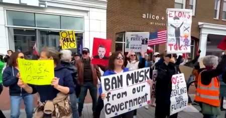 O suta de manifestanti anti-Musk au protestat in fata reprezentantei Tesla din Washington