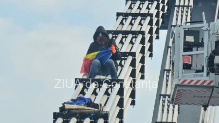 Un barbat s-a urcat pe podul de la Agigea, judetul Constanta, cu un steag si a scandat turul doi inapoi, amenintand ca se arunca