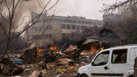 Rusia e acuzata de negocieri goale de continut, in timp ce bombardeaza spitale si blocuri. Zeci de raniti in Sumi dupa atacul de luni